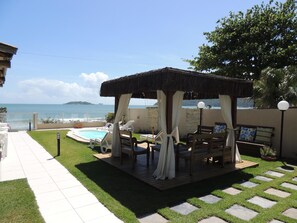 En la playa, sillas reclinables de playa