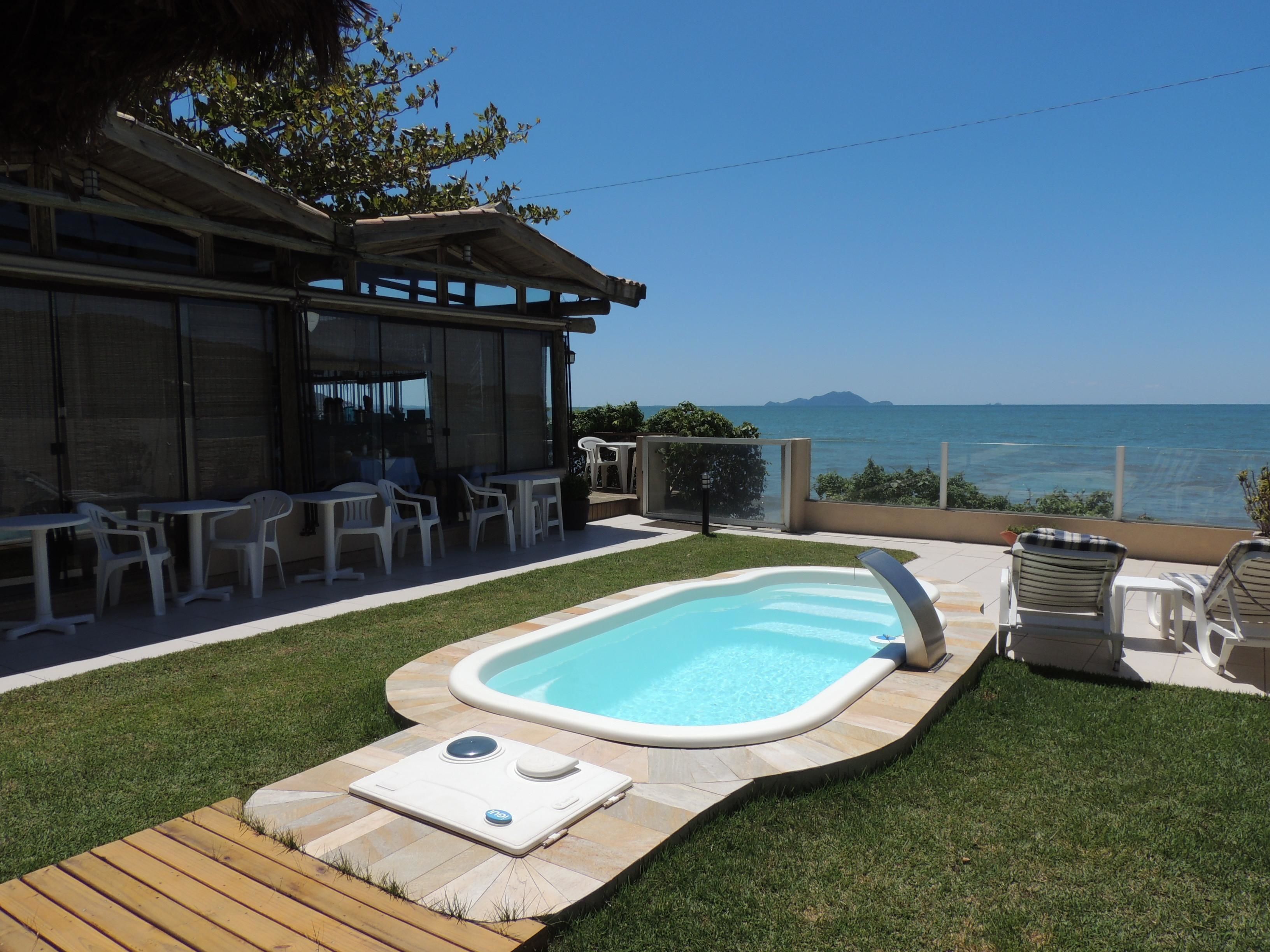 Una piscina al aire libre de temporada