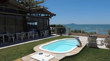 Una piscina al aire libre de temporada