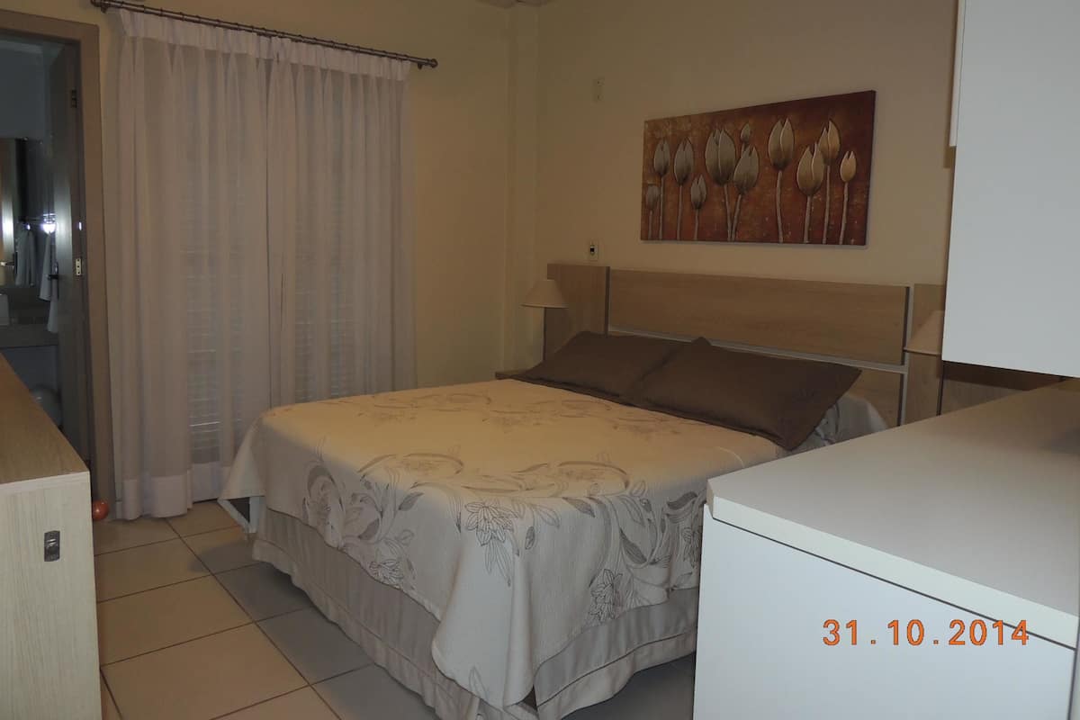 Minibar, blackout drapes, WiFi (free)