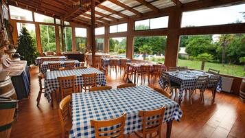 Breakfast, lunch, dinner served; international cuisine