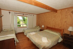 4 人部屋 | ベビーベッド (無料)、WiFi (無料)、ベッドシーツ