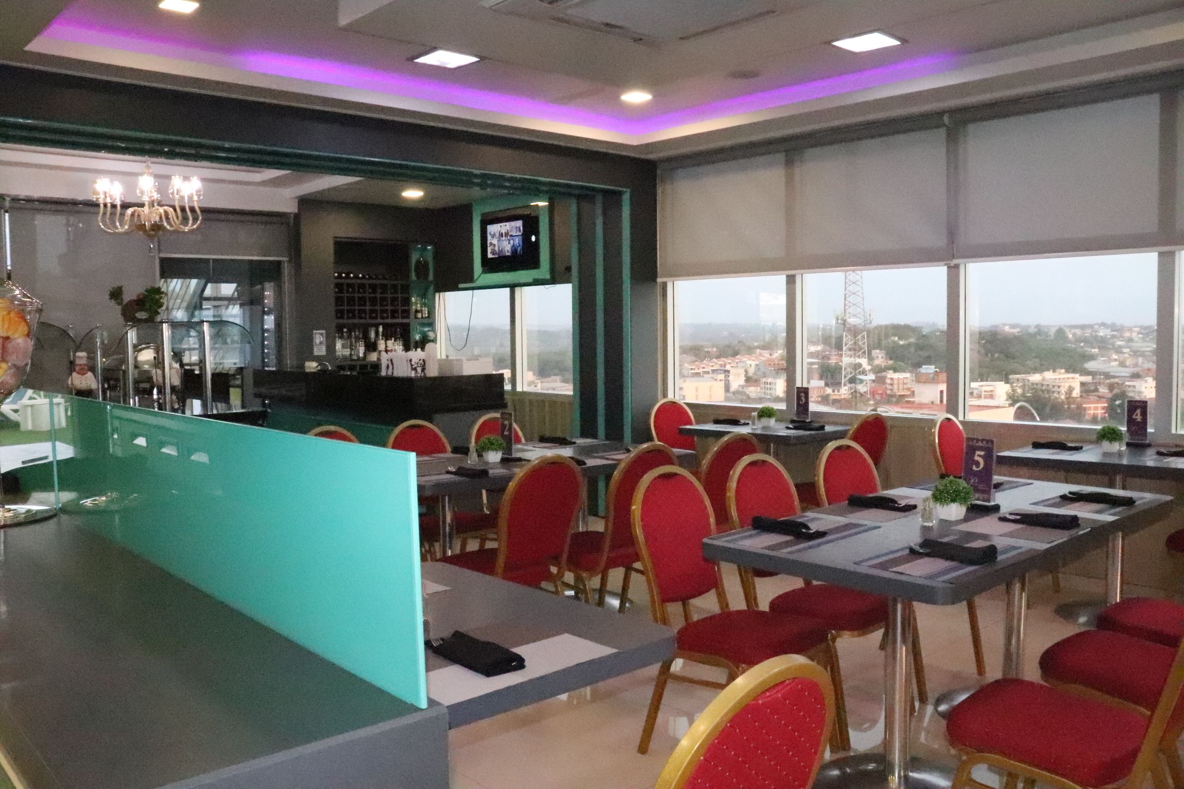 breakfast, lunch, dinner served; international cuisine