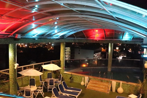Una piscina al aire libre (de 08:00 a 21:00), tumbonas