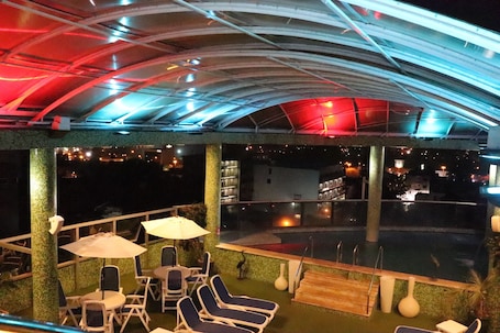 Una piscina al aire libre, sillones reclinables de piscina. Hotel Luxsur
