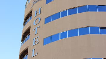 Vista frontal de la propiedad