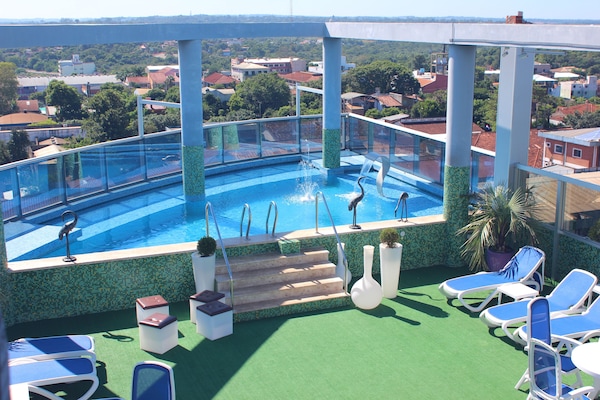 Piscina a l'aire lliure (horari: 08:00-21:00) i gandules