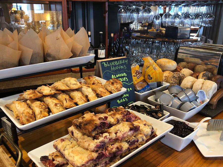 En buffé med ett varierat utbud av mat, inklusive bakverk, muffins och desserter.