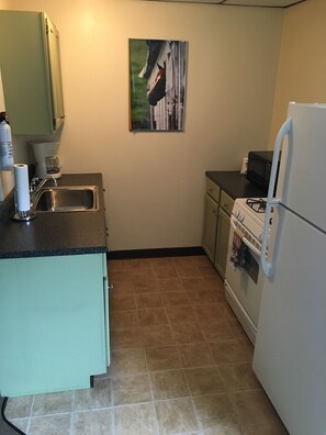 Standard Suite, 1 Bedroom | Private kitchen | Microwave, coffee/tea maker - The Montrose Hotel (Montrose)