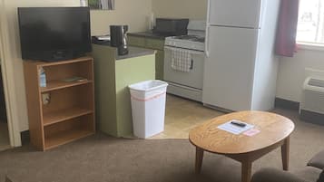 Standard Suite, 1 Bedroom | Private kitchen | Microwave, coffee/tea maker