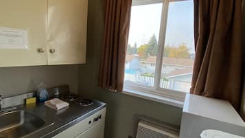 Chambre Standard, 2 lits doubles | Coin cuisine privé | Réfrigérateur, micro-ondes, plaque de cuisson, cafetiÚre/bouilloire