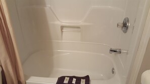 Quarto standard, 2 camas de casal | Chuveiro