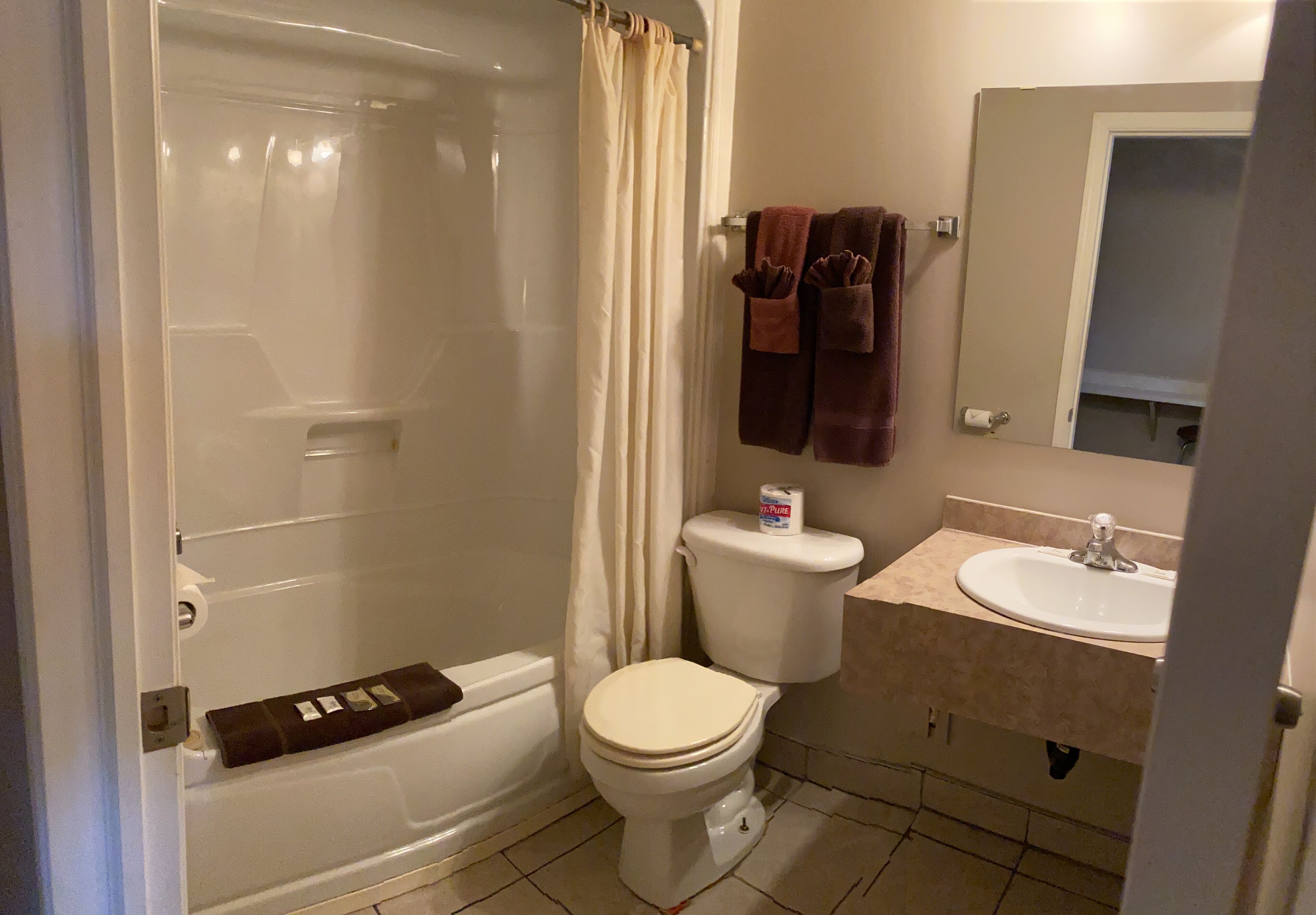 Un baño con bañera, inodoro y lavamanos.