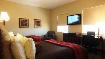 Habitación estándar, 2 camas Queen size | Escritorio, cortinas blackout y tabla de planchar con plancha