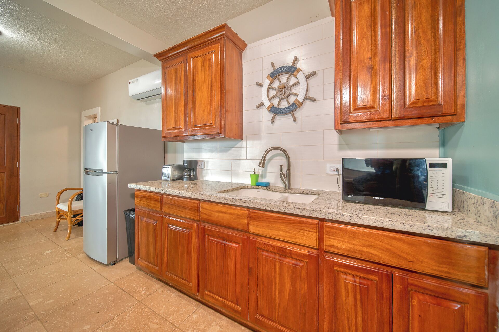 sirena poolside queen suite | in-room dining