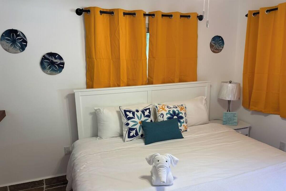 أغطية فراش متميزة وأسرّة بطبقة علوية مريحة وخزنة داخل الغرفة