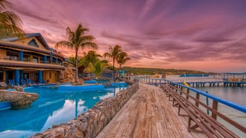 Beach nearby, white sand, snorkeling, beach bar