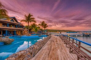 Beach nearby, white sand, snorkeling, beach bar