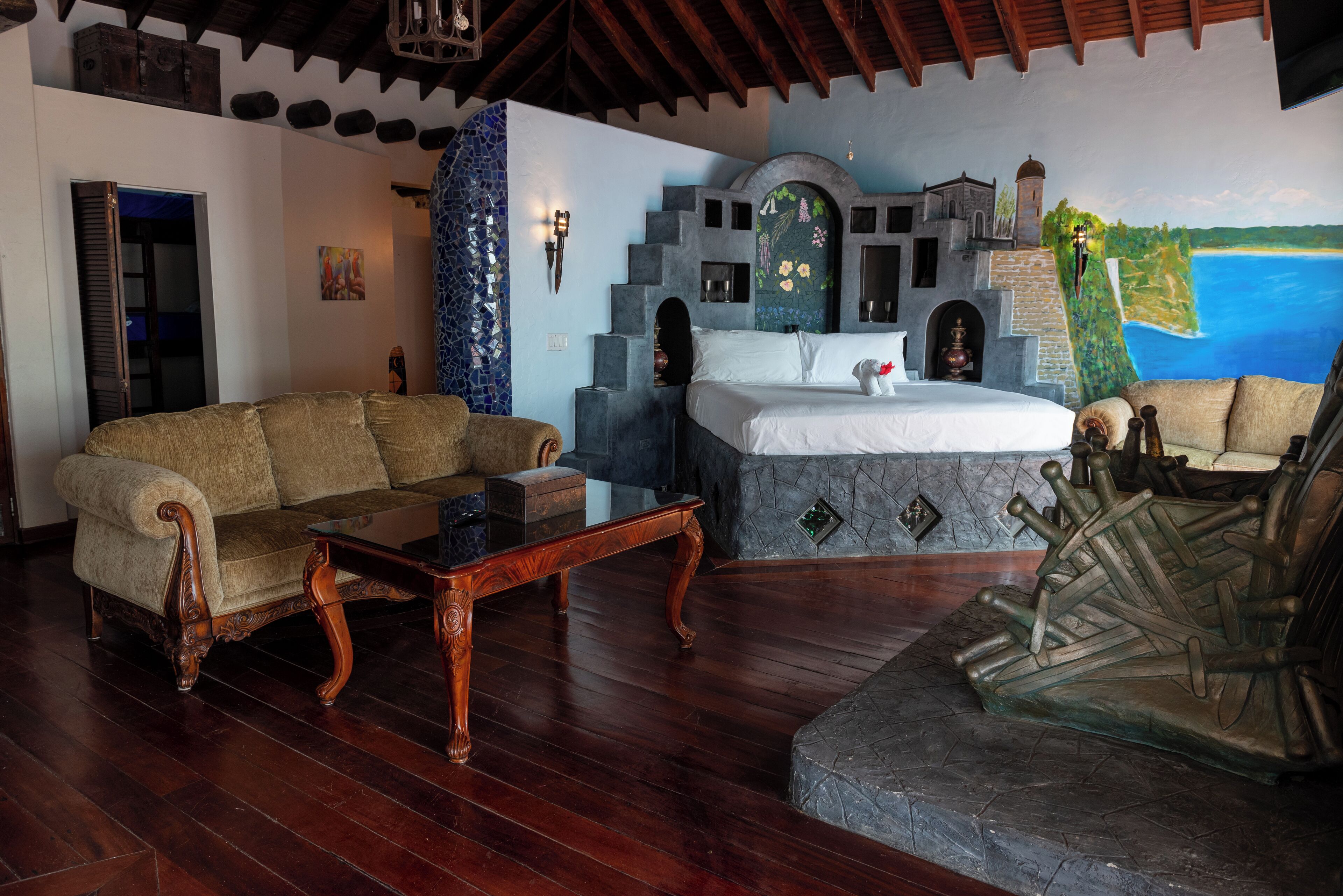 Throne Luxury King Suite - Oceanview with two Balconies | Sengetøy av topp kvalitet, senger med overmadrass og safe på rommet