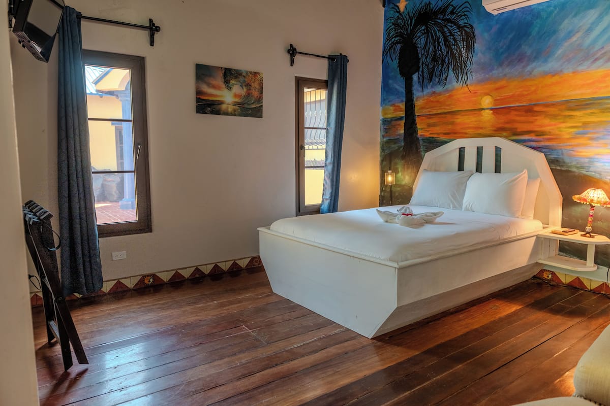 Sengetøy av topp kvalitet, senger med overmadrass og safe på rommet