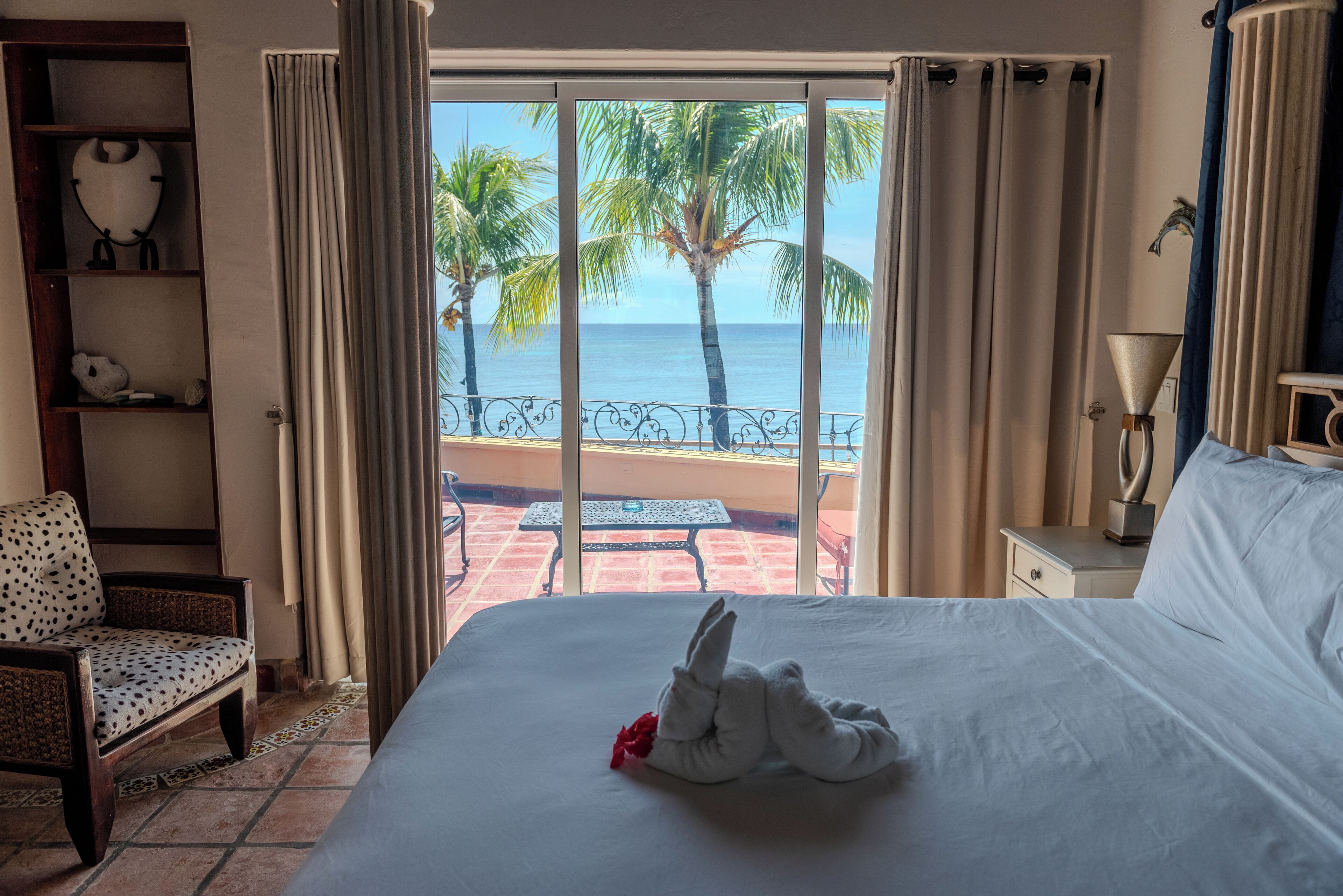 Super Heroes Luxury King Suite with Oceanview and Balcony | Seprai premium, bantalan ekstra lembut, dan brankas