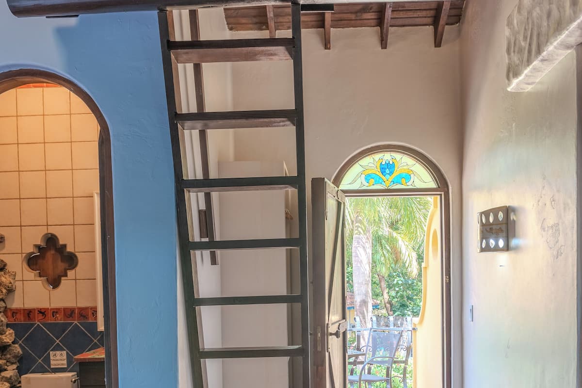 Rom – comfort | Sengetøy av topp kvalitet, senger med overmadrass og safe på rommet