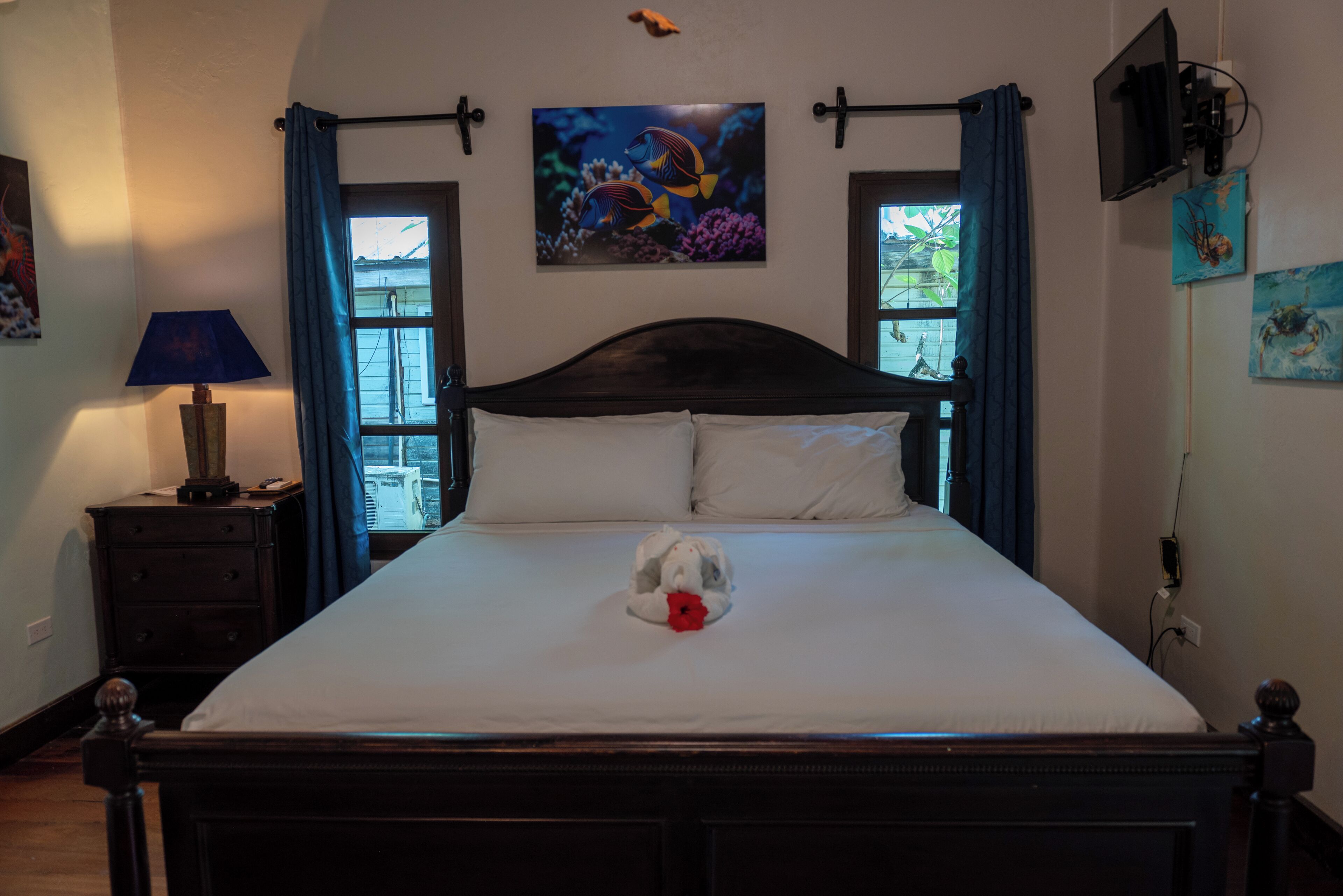 เครื่องนอนระดับพรีเมียม, เตียงพร้อมฟูกเสริมที่นอน, ตู้นิรภัยในห้องพัก