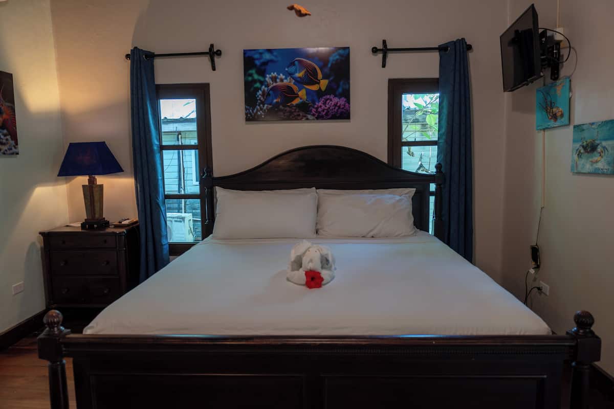 Sengetøy av topp kvalitet, senger med overmadrass og safe på rommet