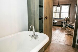 Cabin (MoonShadow) | Bathroom | Free toiletries, towels - Blue Moon Rising (McHenry)