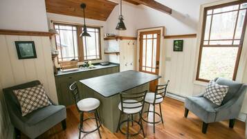 Cabin (Bella Donna) | Dining room