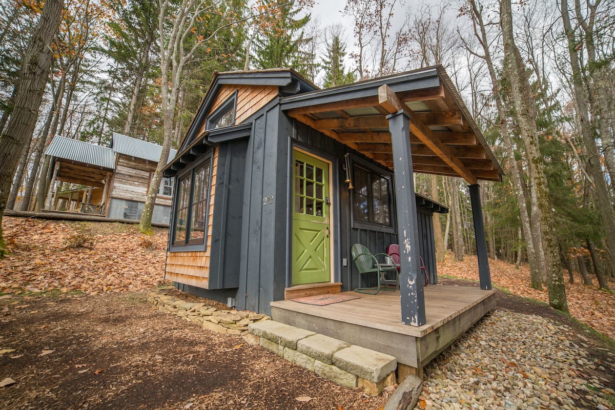 Cabin (MoonShadow) | Individually decorated, individually furnished, free WiFi, bed sheets