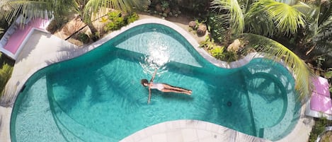 Piscine extérieure, chaises longues