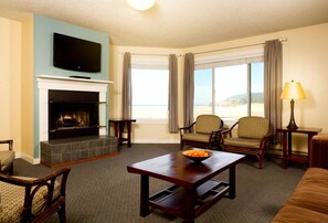 패밀리 스위트, 침실 2개, 벽난로, 해변 전망 | 거실 공간 | 케이블 채널 시청이 가능한 32인치 평면 TV, TV, DVD 플레이어