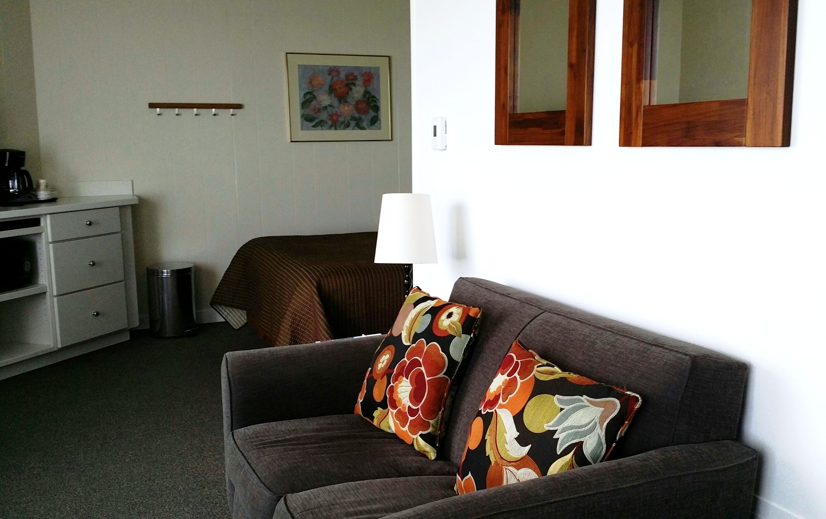 studio, 1 queen bed, ocean view | living area | 32-inch flat-screen tv with cable channels, tv, dvd player