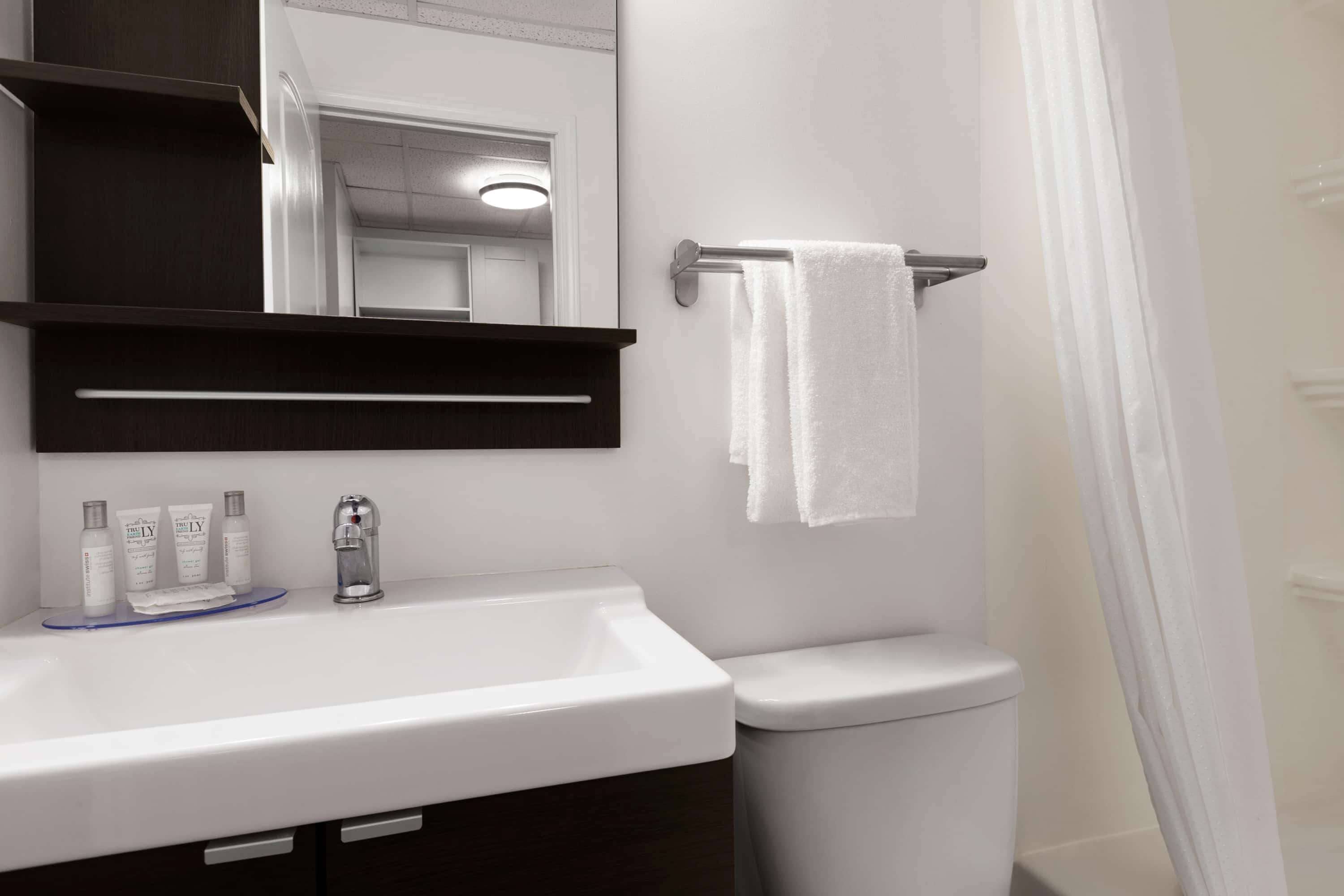 Ducha y bañera combinadas y artículos de higiene personal gratuitos