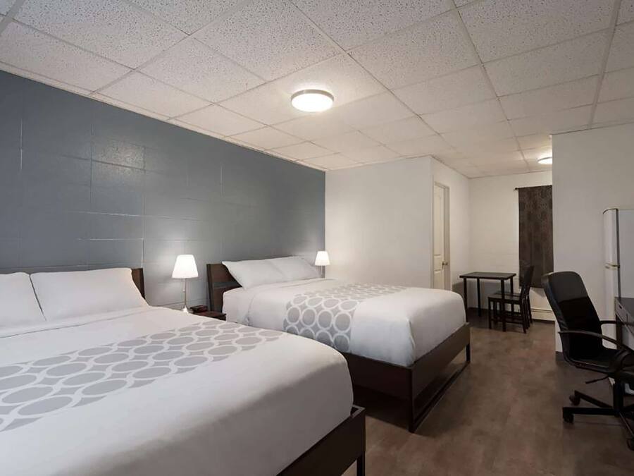 Työpöytä, ilmainen Wi-Fi, vuodevaatteet