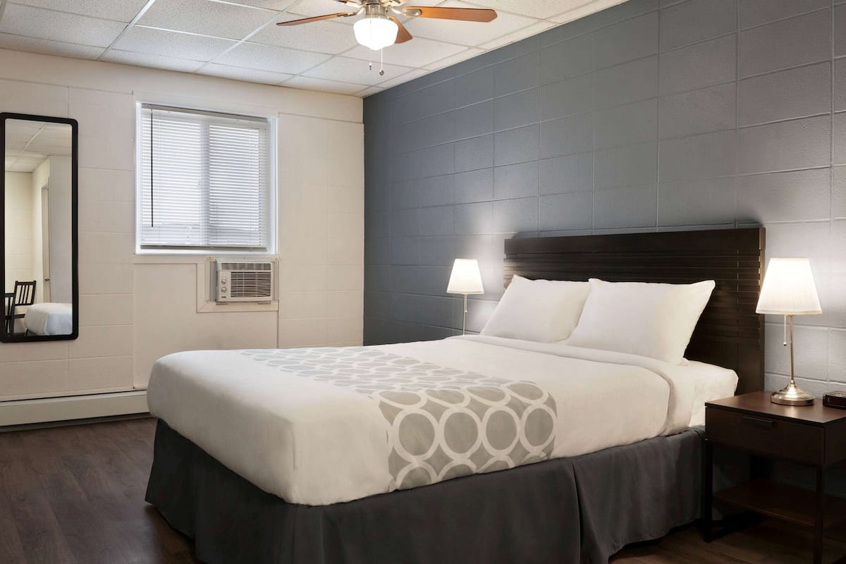 Escritorio, wifi gratis y ropa de cama