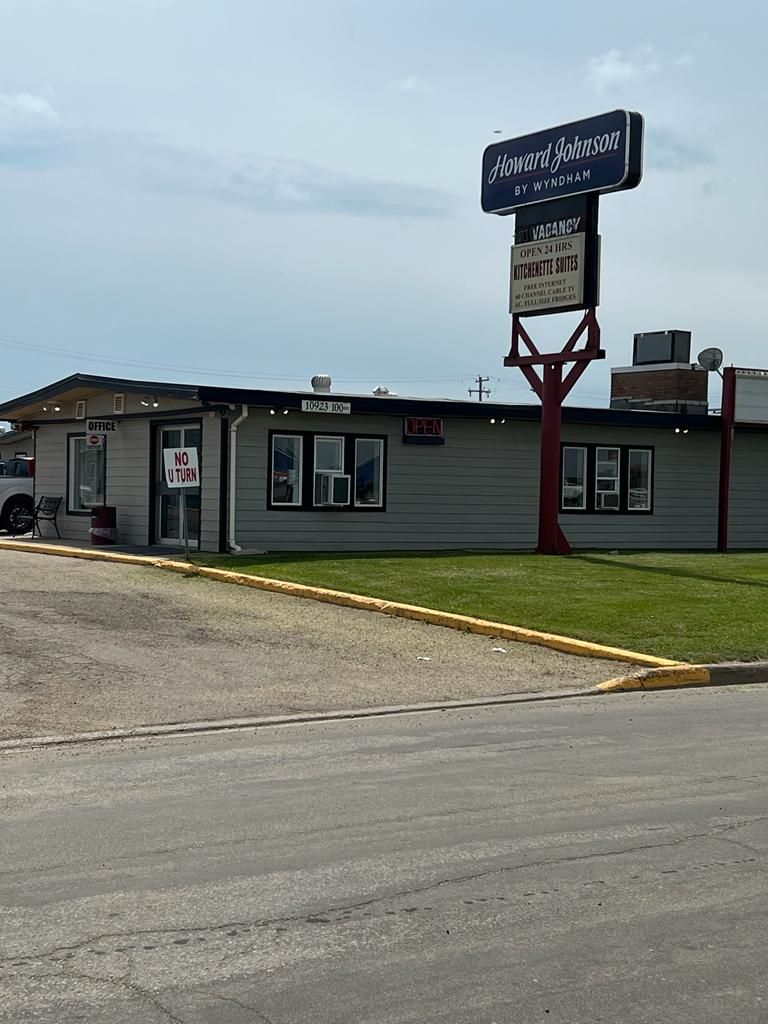 A Howard Johnson by Wyndham hotel with a signboard indicating vacancy and kitchen suites.