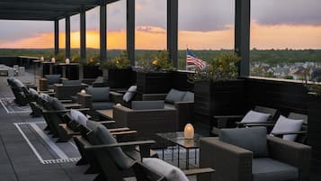 2 bars/lounges, lobby lounge, rooftop bar