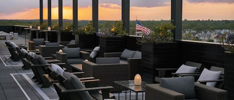2 barer/lounger, lobbylounge och bar på takterrassen