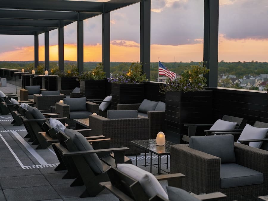 2 bars/lounges, lobby lounge, rooftop bar