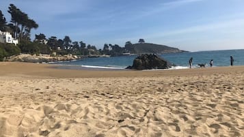 Una playa cerca, arena blanca