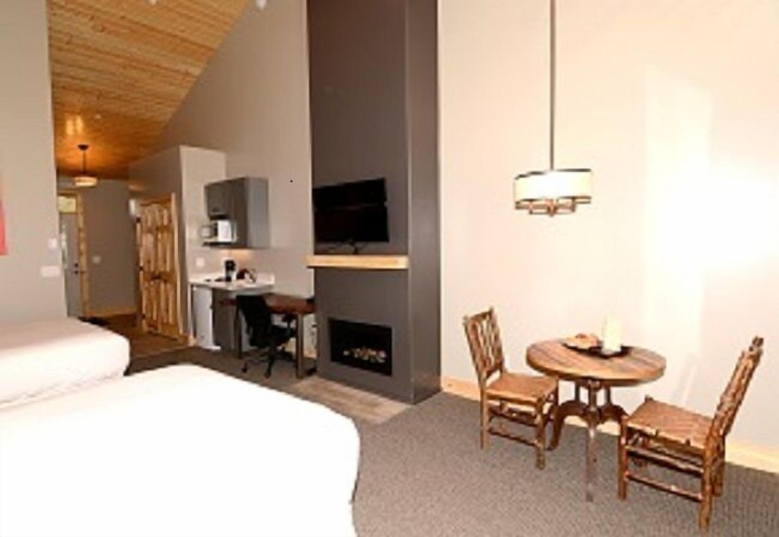 studio, 2 queen beds | private kitchenette | microwave, coffee/tea maker