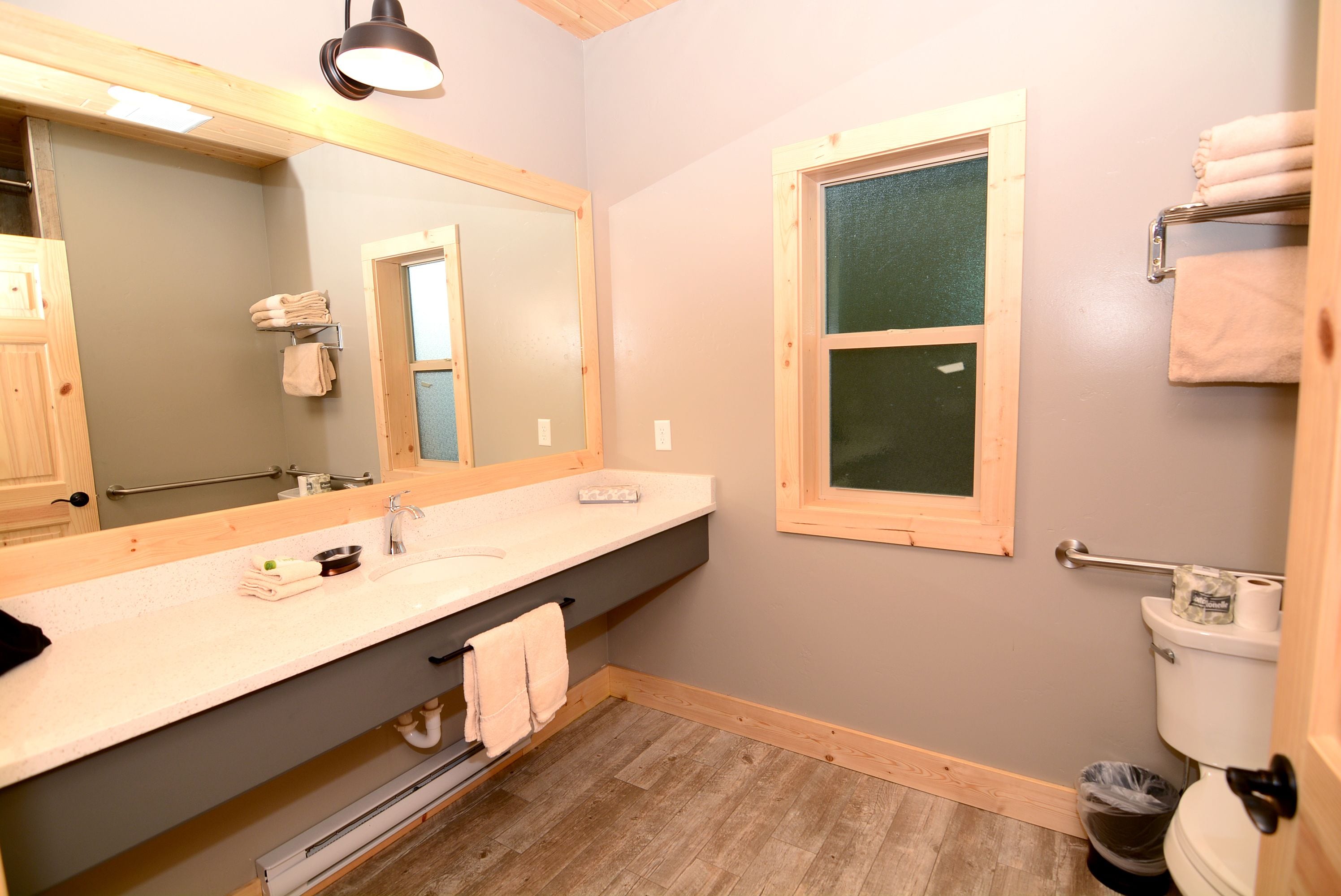 deep-soaking bathtub, hydromassage showerhead, free toiletries