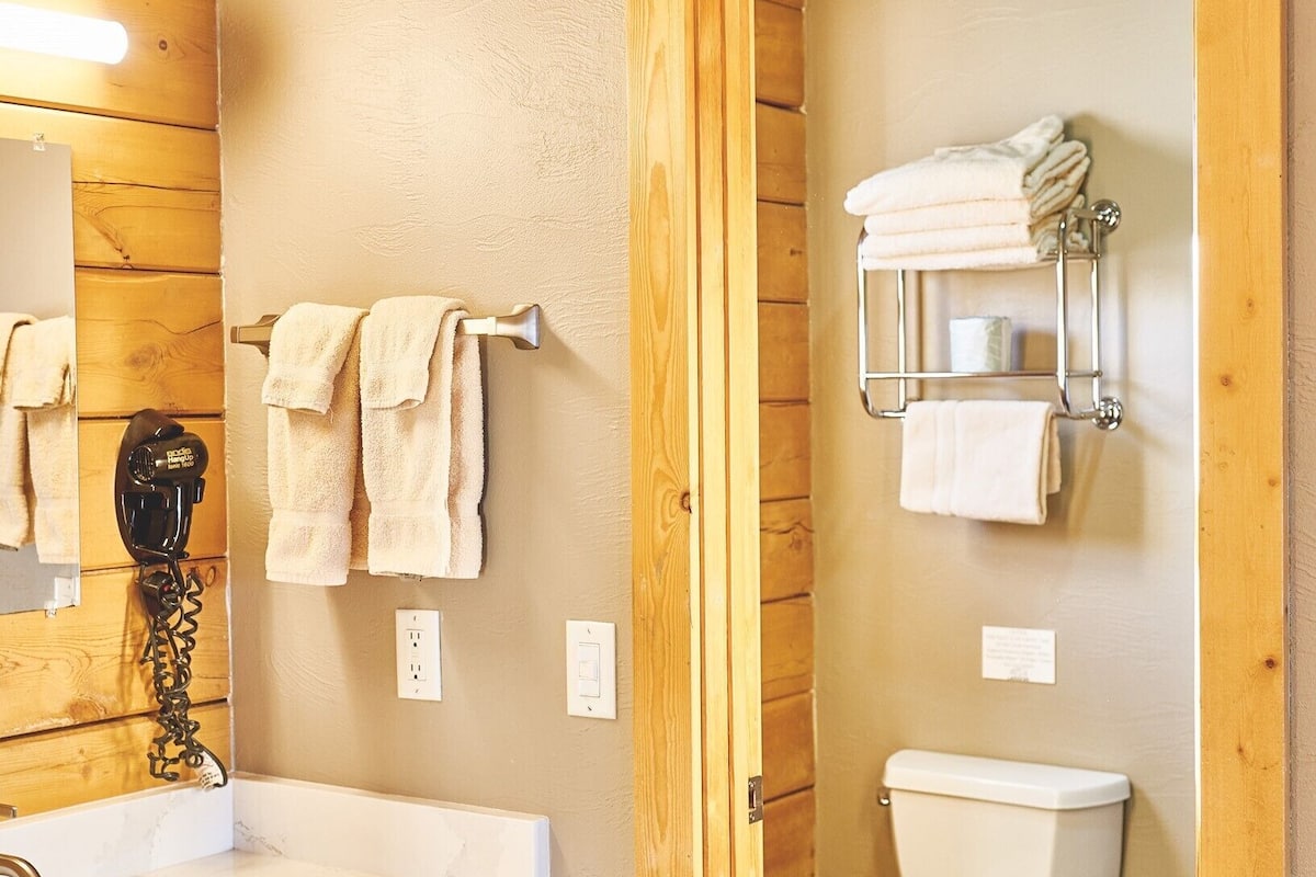 standard cabin, 2 queen beds | bathroom | deep-soaking bathtub, hydromassage showerhead, free toiletries