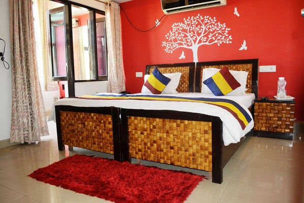 Deluxe dubbelrum - flera sängar - balkong | Individuell inredning, unika möbler och strykjärn/strykbräda