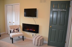 Deluxe Room, Garden View | Living area | Flat-screen TV, fireplace, first-run movies - Old Town Country Landing B&B (Niagara-on-the-Lake)