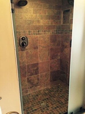 Suite, kamar mandi pribadi (Zackon) | Shower kamar mandi