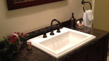 Kamar, kamar mandi pribadi (Schmooze and Snooze) | Kamar mandi | Shower, pengering rambut, jubah mandi, dan handuk