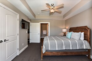 Family Penthouse, 4 Bedrooms, Accessible, Poolside